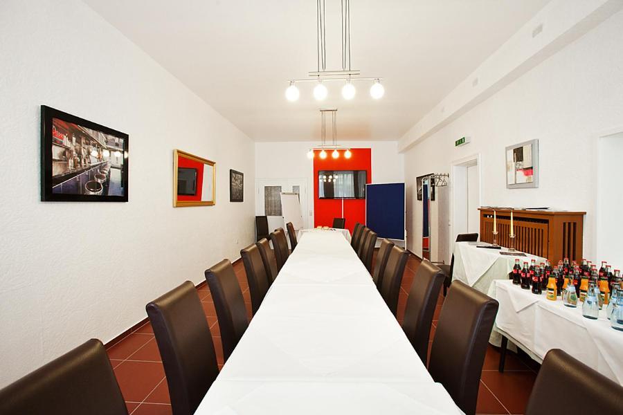 Hotel Jasmin Пфорцхайм Екстериор снимка