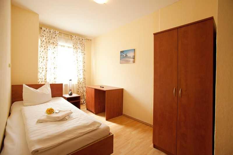 Hotel Jasmin Пфорцхайм Стая снимка