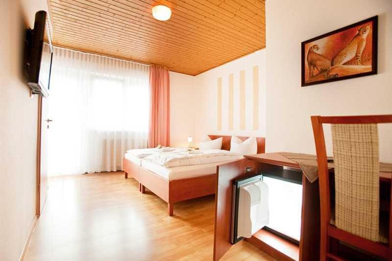 Hotel Jasmin Пфорцхайм Стая снимка