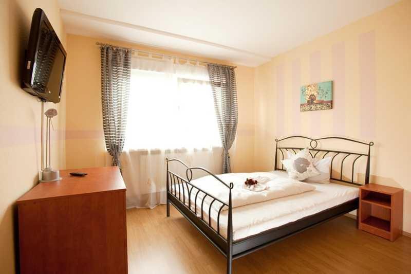 Hotel Jasmin Пфорцхайм Стая снимка