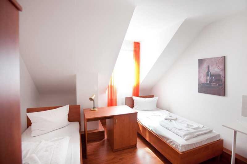 Hotel Jasmin Пфорцхайм Стая снимка